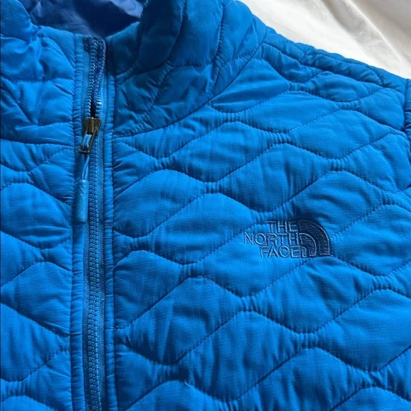The North Face Women's  Blue Puffer Jacket - Picture 2 of 5